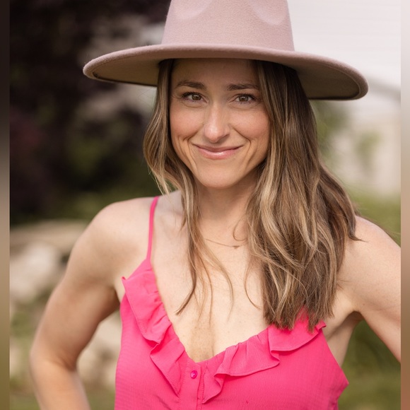 Meet the posher - Ashley - Picture 1 of 3